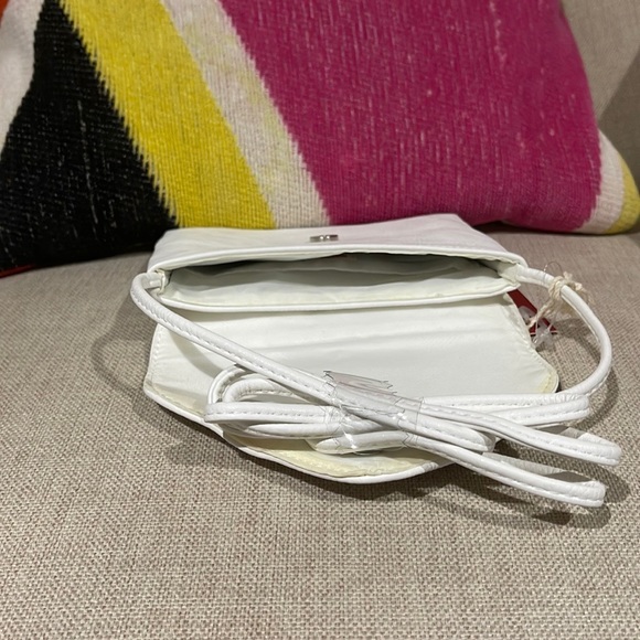 White cross body envelope purse NWT - Picture 3 of 4
